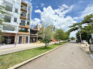 nhà sát bên gò vấp, dt:4x17m, lửng, 3lầu, 4pn, gara ô tô, sân thượng, hướng tây bắc, 6,9 tỷ