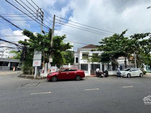 bđs vip thảo điền q2. villa góc 2mt trần văn sắc. dt: 22x12m-220m2, 3 tầng, sân vườn. giá 52 tỷ tl
