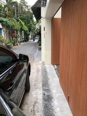 nhà khu báo chí phường thảo điền gần đường nguyễn văn hưởng. bán 30 tỷ và 36 tỷ