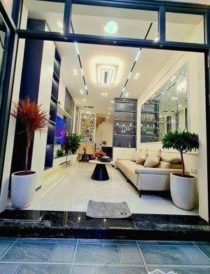 chính chủ bán gấp giảm 300tr nhà cổ linh 38,5m hàng xóm aeon mall long biên, full nội thất về chỉ ở