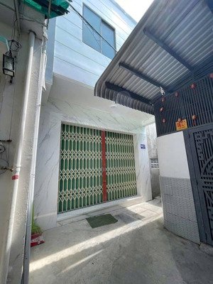 cần bán nhà hẻm lạc long quân, phường phước tân. nhà 1 trệt 1 lầu, phòng khách, bếp