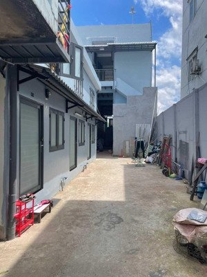 bán nhà hxh cách đường trần đại nghĩa chỉ 100m, dt: 494m2, hiện đang cho thuê full phòng