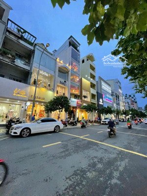 bán nhà mặt tiền trần hưng đạo, ngang lớn 7.2m. sâu 12m. nở hậu đẹp 13m. kết cấu 3 tầng, giá 34 tỷ