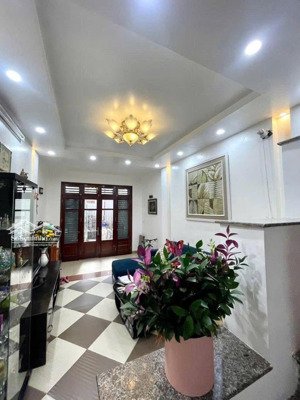 nguyễn văn cừ .50m .4 tầng .12 triêu cho thuê lâu dài .ở vip