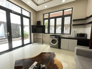 căn hộ dạng 1 phòng ngủ rộng 40m2 khuôn viên villa ngay trần đình xu quận 1