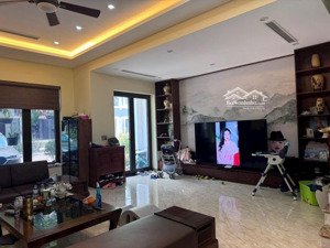 liền kề grand bay
diện tích sử dụng : 104m2 mặt tiền 6,5m
cách biển vài bước chân full nội thất