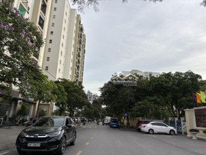 bán căn nhà kinh doanh khu phân lô ngân hàng gia thuỵ phố nguyễn văn cừ khu vip dân trí cao - hiếm