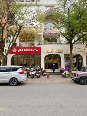 cho thuê nhà lô góc mặt phố nguyễn thị định.dt 180m*3t, 1 hầm, 2 mặt tiền 15m. giá 190tr/th