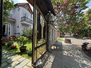 bán biệt thự 10x20m mặt tiền ql13 hiệp bình phước, thủ đức sân vườn, sổ hồng, giá 13.5 tỷ tl