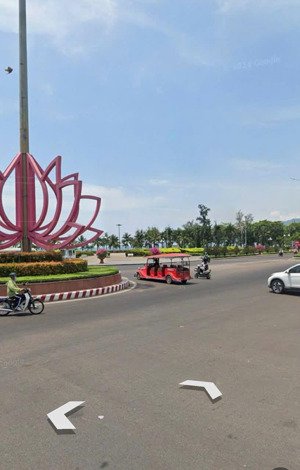 ngon và hiếm. nhà mặt tiền p. ngô mây, 76m2, cách biển 500m, gần chợ, đại học. lh: 