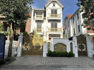 chính chủ cần bán biệt thự phú lương 200m2, mt: 10m, vị trí đắc địa, full nội thất xịn, hơn 30 tỷ