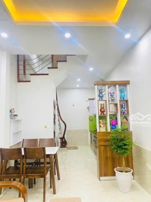 ngõ nông thông thoáng hào nam gần hv âm nhạc. vài bước ra mặt phố, ngõ thẳng tắp vào nhà