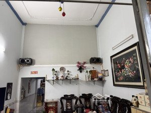 nhà có 3 phòng ngủ, 1 trệt 1 lầu lửng. giá tiền còn thương lượng