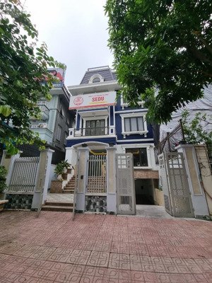 cho thuê tòa biệt thự hoàng quốc việt, cầu giấy 200m2 4 tầng 1 hầm, thang máy 50 triệu
