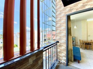 chỉ một căn duy nhất duplex 2pn ban công cửa sổ lớn thoáng mát thang máy hầm xe bảo vệ