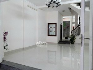 cho thuê nhà hxh võ oanh nhà đang sơn sửa mới