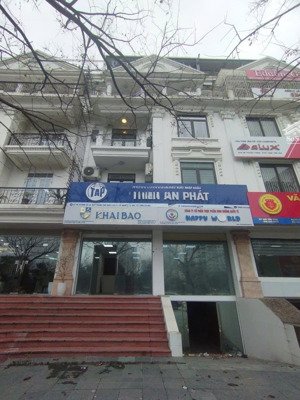 cho thuê tòa biệt thự nghĩa đô, cầu giấy 200 m2, 4 tầng 1 hầm thang máy mới đẹp