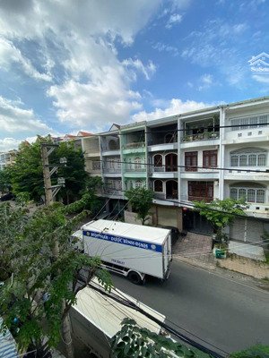 cho thuê nhà 3 lầu mặt tiền đường lớn gần chợ bửu long, dt 100m2, giá 10tr/tháng, lh 