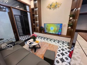 phố hồng hà - q.hoàn kiếm : 30m2 x 5t - sân xe riêng- sổ nở hậu - giá 6 tỷ