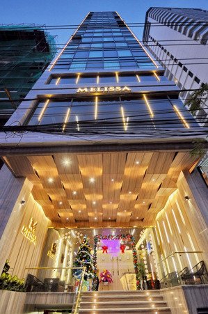khách sạn 8 tầng, 20 phòng, mt đường lê thánh tôn,dt 5,4m x 26m ,cn 140m2 ,20 phòng, giá 105ty