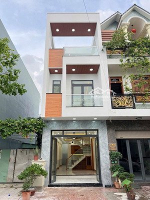 nhà 140m2 sàn. đường nhựa 15m. đối diện chợ