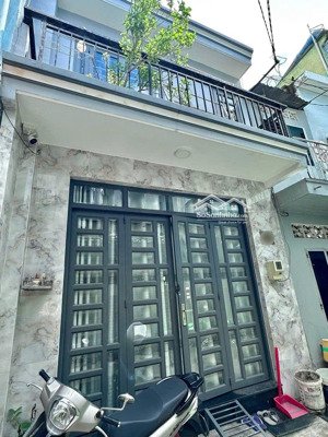 nhà kề mt trịnh thị miếng hóc môn dt 80m2 đang cho thuê kd 9 triệu/th ngay gần chợ bắp