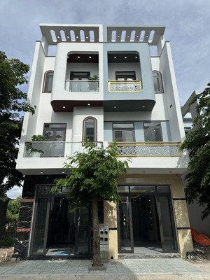 nhà phố 2 lầu có phòng ngủ dưới sân xe hơi gần ngã tư bình chuẩn