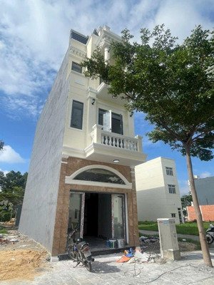 chính chủ cần bán nhà trệt 2 lầu mới xây gần vincom dĩ an. dân cư đông, gần chợ, trường. dtsd 60m