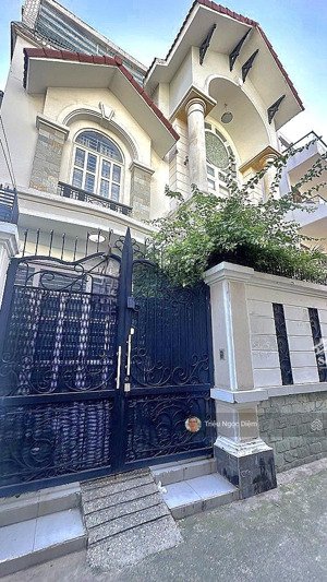 bán biệt thự đẹp gần mặt tiền lê trực hxh ngang 15m bề thế giá chỉ nhỉnh 100 triệu/m