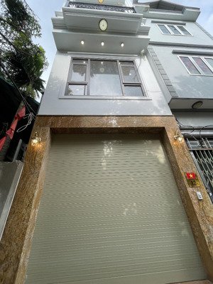 cần tìm chủ mới cho căn nhà 30m2 x 6,5 tầng, thang máy, cạnh đường 32, minh khai: 