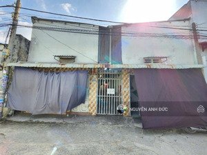 bán dãy trọ 10x10m. ngay khu chế xuất kinh trung. chỉ 3.6 tỉ. thu nhập 9tr/tháng.lh 