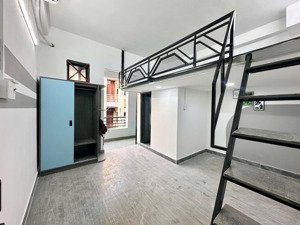 khai trương phòng gác ban công gần chợ hạnh thông tây