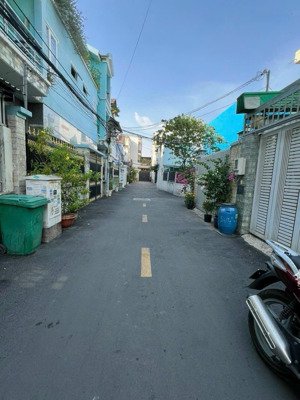 nhà 3 tầng đường ô tô 16 chỗ lê văn thịnh q2, tặng nội thất vào ở ngay, giá 6,5 tỷ
