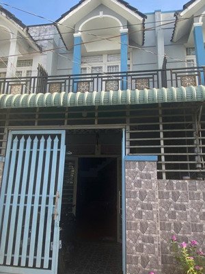 cần bán nhà gần chợ hưng long, bc. 1 trệt 1 lầu. cách vlxd năm nị 200m. 160m2 sử dụng. hẻm xe tải