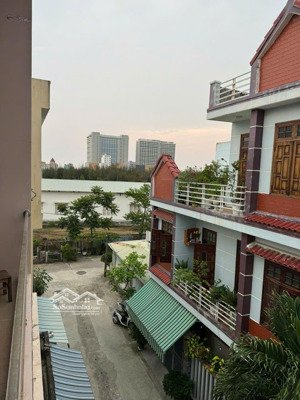 bán nhà 3 tầng dt đất 132m2 ngang 13m, đường quy hoạch 5m đối diện bệnh viện sản nhi đà nẵng