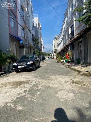 Lô đất đường 827 phú hữu DT 64m vị trí đẹp khu đồng bộ