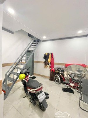 nhà lầu đường thông buôn bán gần bệnh viện dĩ an