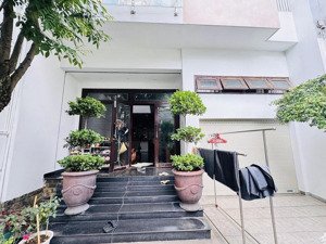 bán biệt thự cách mặt tiền hoàng hoa thám chỉ 80m, ngang 7.2m, hẻm nhựa 8m, nhà siêu đẹp.
