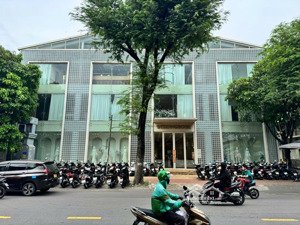 chính chủ cho thuê tòa nhà mặt tiền sư vạn hạnh quận 10. dt: 28mx60m. 4 tầng có thang máy.
