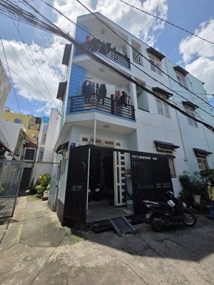 nhà 3 tầng, ngang 7m, xe hơi vào nhà. ngay công viên làng hoa gv. giá nhỉnh 6 tỷ