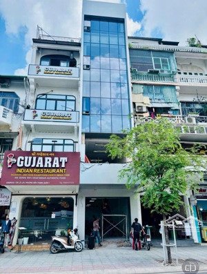 chính chủ cho thuê nhà nguyên căn mặt tiền lê lợi quận 1.