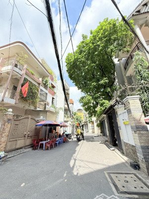 nhà 4 tầng, yên thế, p2 tb. cách sân bay 200m. giá chỉ 18 ty