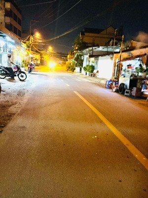 bán nhà mt tân thới nhì 1. dt: 9,5 x21. cn: 195m2. 2 tầng. giá chỉ 7,5 tỷ.