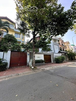kẹt vốn làm ăn cần bán gấp căn biệt thự tâm huyết nhất giá chỉ 27 tỷ sổ hồng, dtsd hơn 450m2