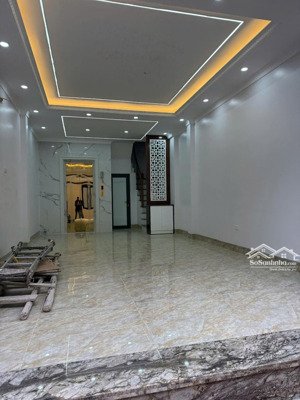 bán nhà xây mới đẹp cầu giấy, dt40m2, 7 tầng, mt 4m, giá nhỉnh 11 tỷ, thang máy xịn sò ở sướng