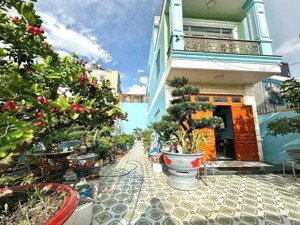 nhà 2 lầu và đất sân vườn gần ngã ba cây lơn giá 6,5 tỷ