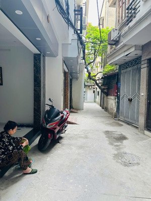 nhà mới nguyễn khánh toàn cầu giấy 51m*6 tầng thang máy, mt 4m giá 12.8 tỷ ngõ thông rộng, gần phố