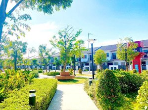 bán căn nhà phố suncasa central giá rẻ 2,95tỷ . view công viên, đã có sổ . ngay trung tâm kcn vsip2