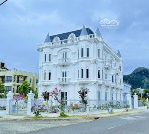 bán tòa lâu đài 3 mặt tiền siêu đẹp ngay hòn ngay gần bến du thuyền