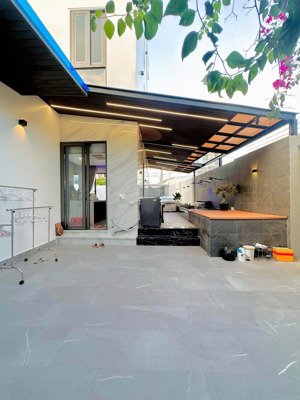 nhà sân vườn lô góc 2 mặt thoáng nội thất xịn sát trung tâm nha trang dọn vào ở ngay